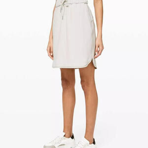 Lululemon Womens Small Silverstone Beige On the Fly Skirt Pocket Drawstring Mini